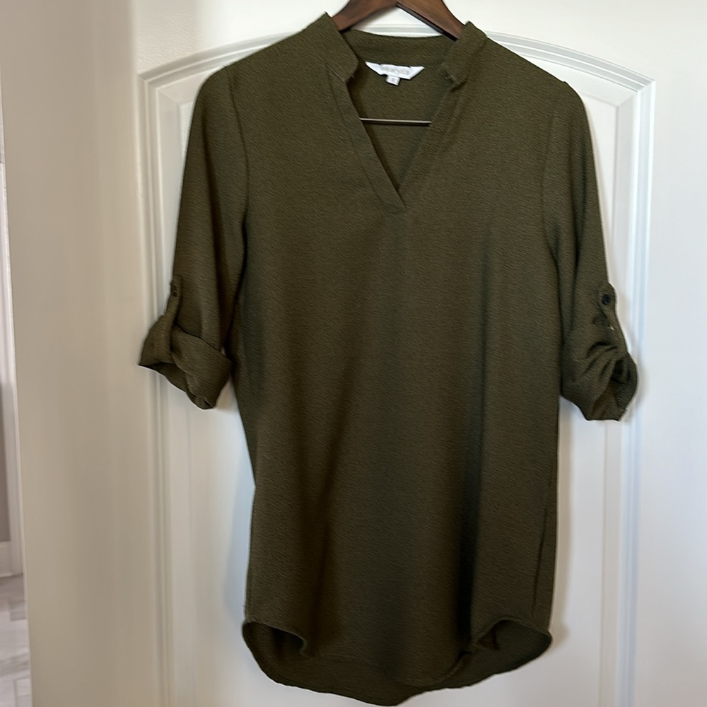 Casual top with roll sleeve option